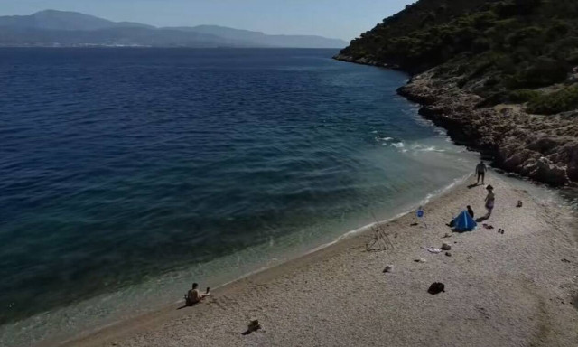 Αλμυρή Κορινθίας. Η άγνωστη παραλία με την φυσική νεροτσουλήθρα