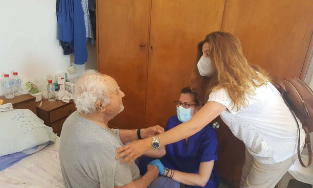 Κατ’ οίκον εμβολιασμός: Ένας 93χρονος από το Ηράκλειο ο πρώτος που έκανε εμβόλιο σπίτι του