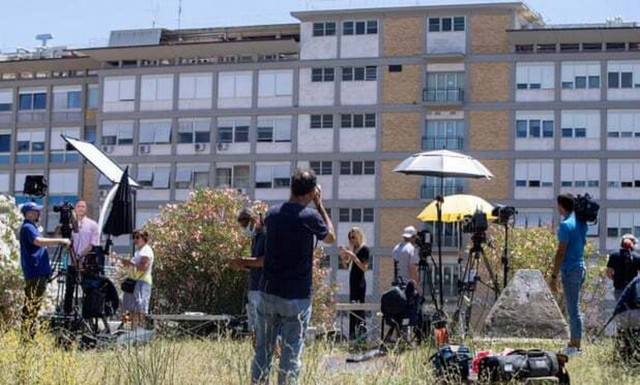 Πάπας Φραγκίσκος: Τα τελευταία νέα για την υγεία του – Θα μείνει επτά ημέρες στο νοσοκομείο