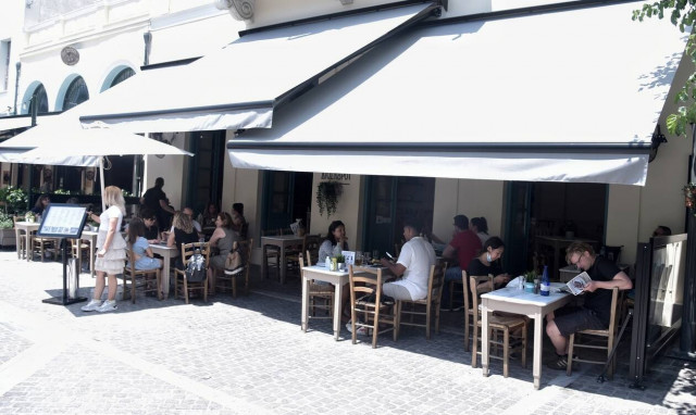 Νέα μέτρα: Εισήγηση για μάσκα παντού και μόνο εμβολιασμένους σε κλειστούς χώρους εστίασης και μπαρ