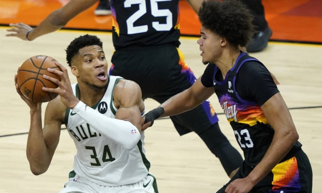 NBA: Με το… αριστερό Μπακς και Αντετοκούνμπο στους τελικούς – Έχασαν 118-105 από τους Σανς