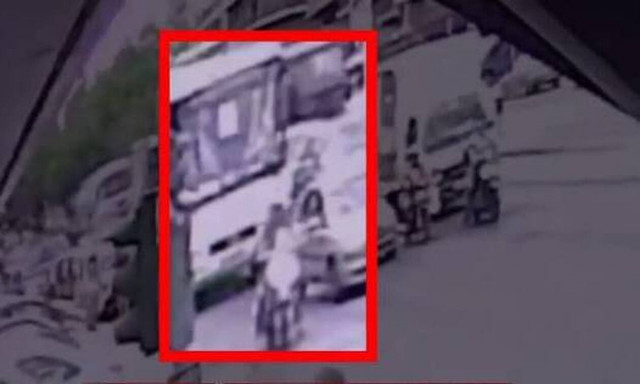 Νίκαια: Βίντεο ντοκουμέντο - Η στιγμή που παγώνει ο χρόνος για την 6χρονη Παναγιώτα