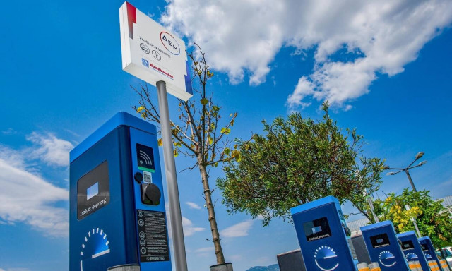 ΑΒ Βασιλόπουλος και ΔΕΗ δημιουργούν το μεγαλύτερο δίκτυο φόρτισης ηλεκτρικών αυτοκινήτων πανελλαδικά