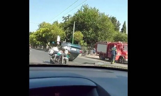 Αυξημένη κίνηση από ανατροπή αυτοκινήτου στη λεωφόρο Αλεξάνδρας – Δείτε βίντεο