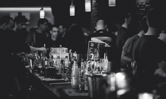 Νέα μέτρα: Συνεδριάζει η επιτροπή - Το «φρένο» Σκέρτσου και τα covid free νυχτερινά κέντρα