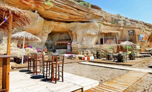 Απίστευτες σκηνές σε beach bar: Είδαν τους αστυνομικούς και βούτηξαν στη θάλασσα!