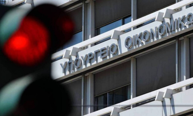 Στα 109,1 δισ. ευρώ τα «φέσια» προς την εφορία - Απλήρωτοι φόροι 2,9 δισ. ευρώ στο πεντάμηνο