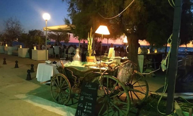 Πανικός στην Πάτρα: Η αστυνομία διέλυσε δεξίωση γάμου επειδή χόρευαν