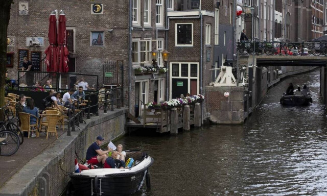 Ολλανδία: Η κυβέρνηση επιβάλλει εκ νέου περιορισμούς μετά την έξαρση των κρουσμάτων