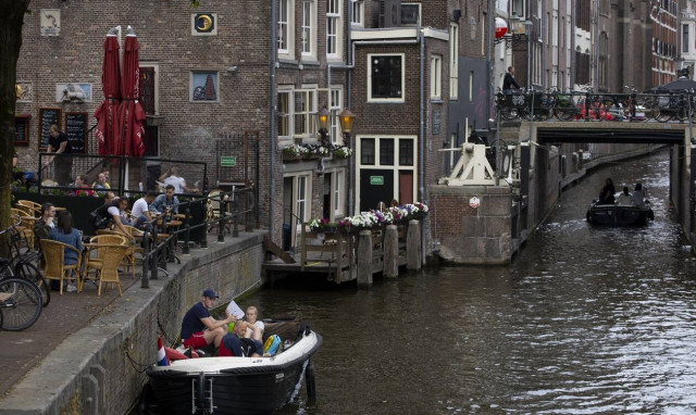 Ολλανδία: Επαναφορά των μέτρων στη διασκέδαση λόγω της έξαρσης κρουσμάτων στους νέους