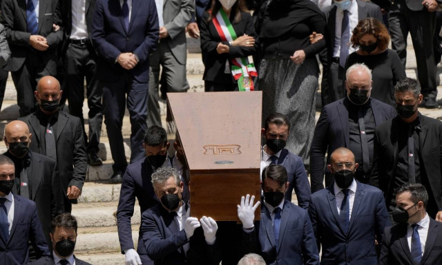 Ραφαέλα Καρά: Οι Ιταλοί είπαν το τελευταίο «αντίο» στην Ιταλίδα ντίβα