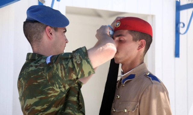 Εύζωνες: Πώς αντέχουν στον καύσωνα; Η σκληρή εκπαίδευση, η συγκέντρωση, η τιμή και η περηφάνια