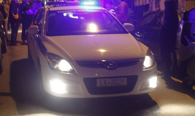 Αττική: 18χρονη καταγγέλλει ότι αστυνομικός την κρατούσε αιχμάλωτη και την εξέδιδε