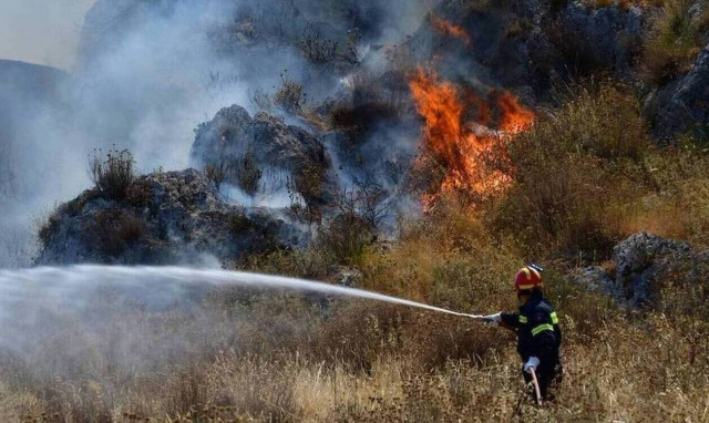 Φωτιά ΤΩΡΑ στο Βαρνάβα