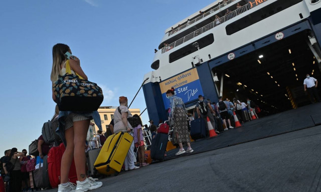 Κορονοϊός: Αυξημένη κίνηση και ουρές στα λιμάνια της χώρας λόγω των αυστηρών ελέγχων