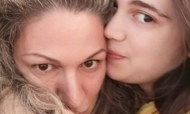 Μαμά και κόρη «έσκισαν» μαζί στις Πανελλήνιες!