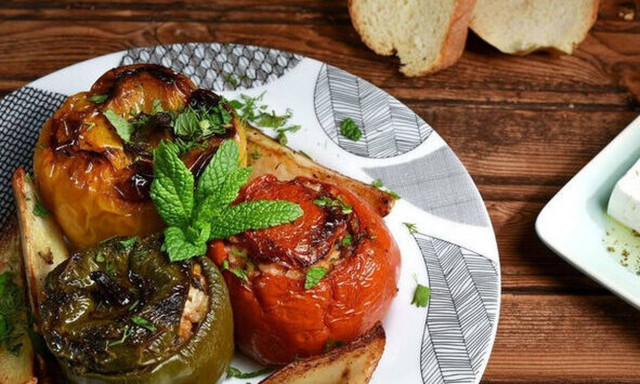 Νόστιμη συνταγή για γεμιστά με κιμά από τον Άκη Πετρετζίκη