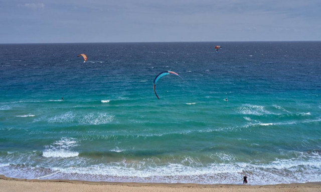 Καιρός: Κυριακή θα τα έχει όλα… Καταιγίδες, μελτέμια και μέχρι 36 βαθμούς η θερμοκρασία