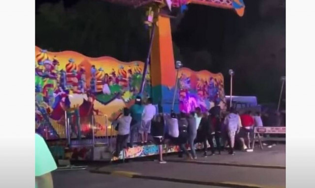 Σκηνή θρίλερ σε λούνα παρκ: Παραλίγο να εκτροχιαστεί παιχνίδι με επιβάτες (vid)