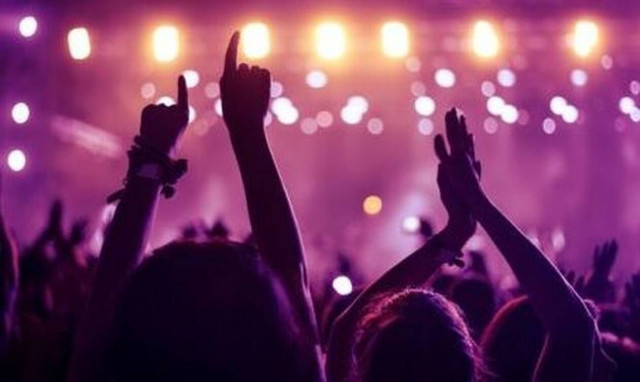 Χαμός στην Πάτρα: Διασπορά κορονοϊού σε club - Τουλάχιστον 15 κρούσματα σε νεαρούς