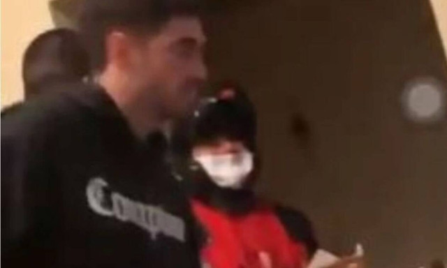 Ντελιβεράς πήγε παραγγελία την ώρα του τελικού, τον έβαλαν στο σπίτι και πανηγύρισαν μαζί του