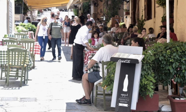 Νέα μέτρα σε εστίαση - διασκέδαση: Τι θα ισχύει έως τέλος Αυγούστου σε κλειστούς χώρους μπαρ, σινεμά