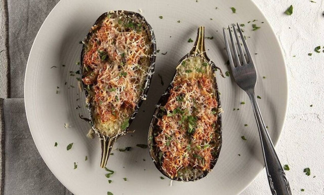 Η πιο εύκολη και νόστιμη συνταγή για παπουτσάκια από τον Άκη Πετρετζίκη