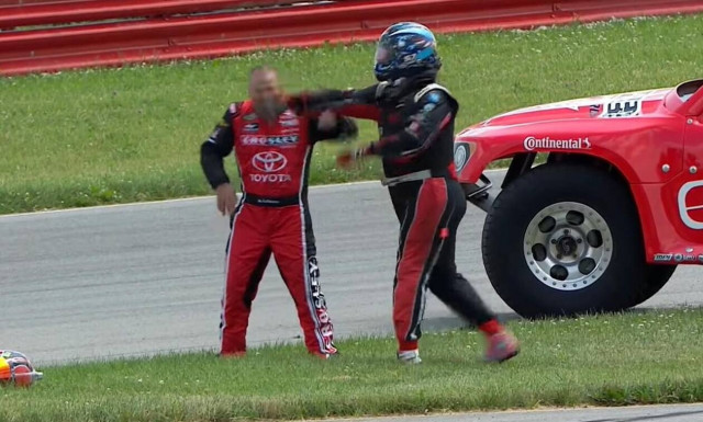 Πάρκαραν τα αγωνιστικά και πλακώθηκαν… (vid)