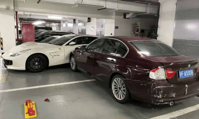 Τσαντισμένη σύζυγος «επιτίθεται» μέσα σε γκαράζ