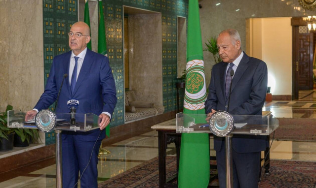 Ιστορικό μνημόνιο συνεργασίας με τον Αραβικό Σύνδεσμο – Ηχηρά μηνύματα Δένδια από το Κάιρο