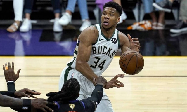 Ο Γιάννης Αντετοκούνμπο γράφει ιστορία στο ΝΒΑ