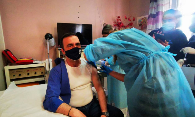 Κορονοϊός – Γηροκομεία: Πόσοι είναι οι ανεμβολίαστοι  - Οι φόβοι για τον υποχρεωτικό εμβολιασμό