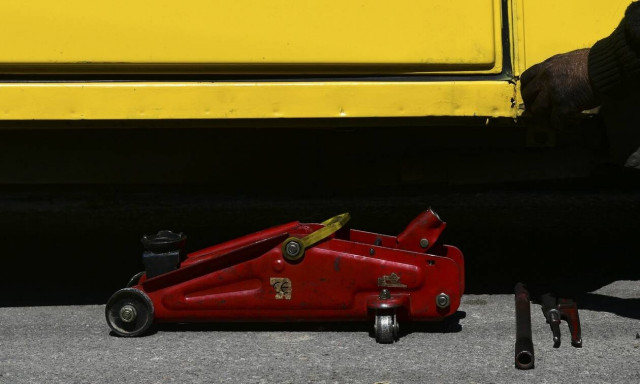 Βέροια: Τραγικός θάνατος 59χρονου - Τον καταπλάκωσε το ΙΧ του που είχε σηκώσει με γρύλο