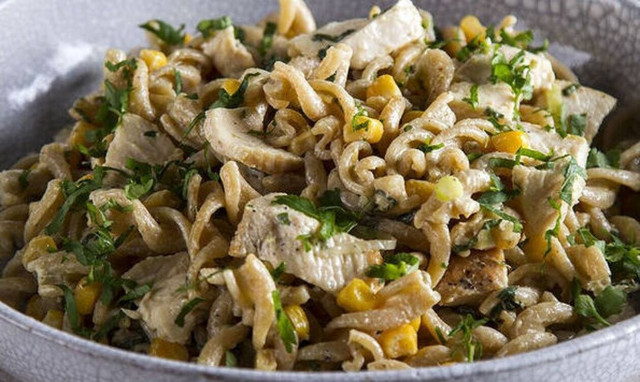 Κρύα σαλάτα με κοτόπουλο - Εύκολη συνταγή από τον Άκη Πετρετζίκη