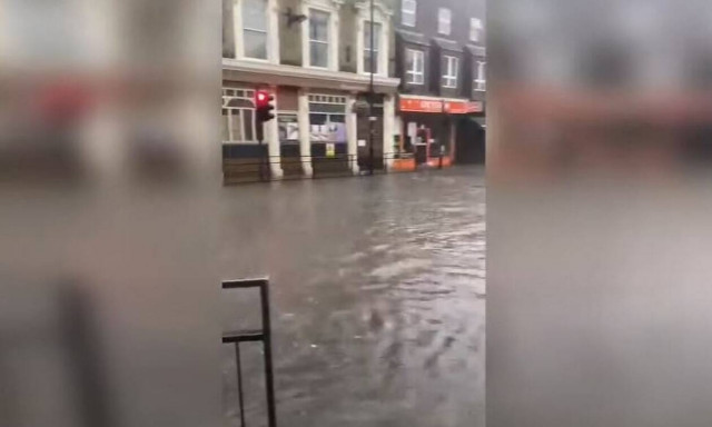 Λονδίνο: Δρόμοι ποτάμια από πρωτοφανείς πλημμύρες- Έπεσε η βροχή ενός μήνα σε ένα 24ωρο