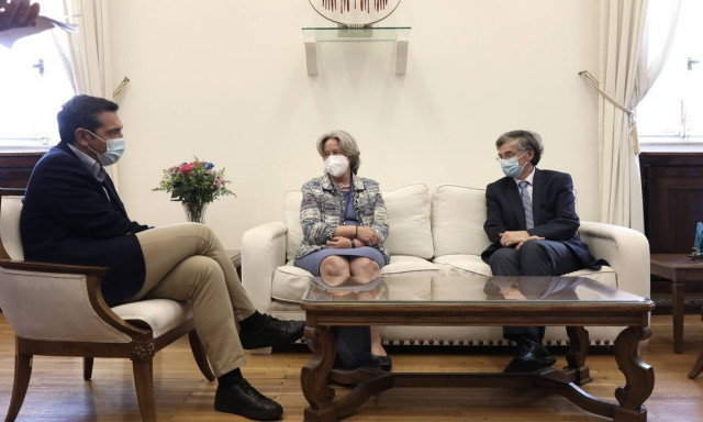 Συνάντηση Τσίπρα με Τσιόδρα και Λινού στη Βουλή