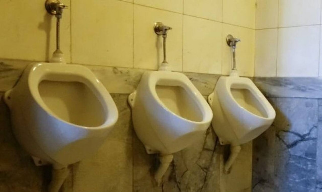 Μπάχαλο με τους εσωτερικούς χώρους στην εστίαση: Οι ανεμβολίαστοι δεν μπορούν να πάνε τουαλέτα