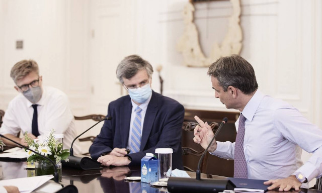 Η «μάχη» της κυβέρνησης για το τείχος ανόσιας και τα δεδομένα για τη «σταδιακή υποχρεωτικότητα»