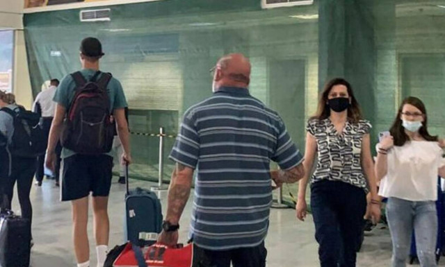 Η φωτογραφία της ντροπής από αεροδρόμιο της Κρήτης