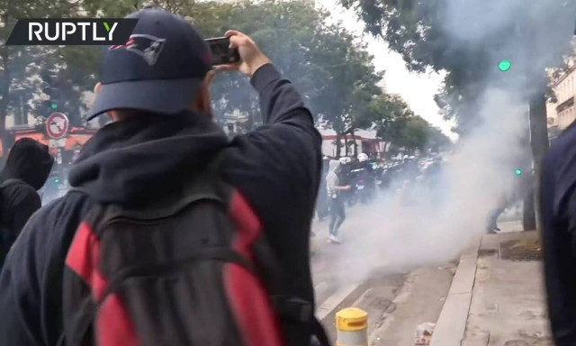 Παρίσι: Διαδήλωση κατά των μέτρων που ανακοίνωσε ο πρόεδρος Μακρόν για τον κορονοϊό (vid)