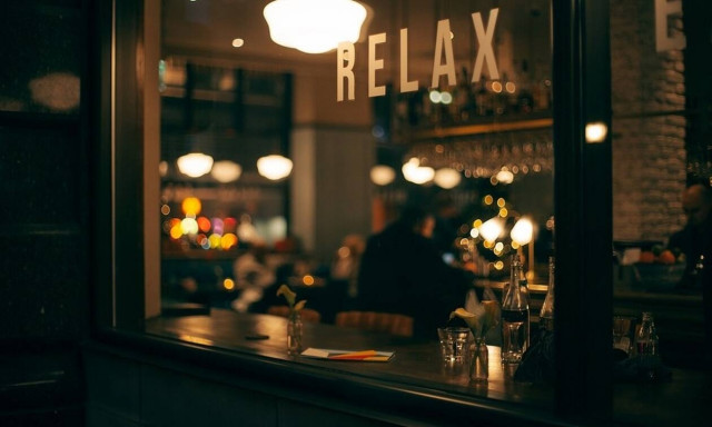 Βόλος: Μεθυσμένοι σε μπαρ πέταξαν καρέκλες και τραπέζια σε αστυνομικούς που πήγαν για έλεγχο