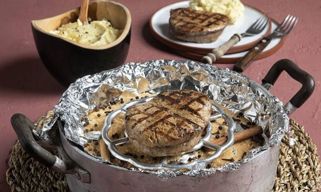 Καπνιστό μοσχαρίσιο φιλέτο - Λαχταριστή συνταγή από τον Άκη Πετρετζίκη