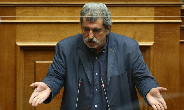 Παύλος Πολάκης: Με τραγούδι του Ζαμπέτα απάντησε στην Ολομέλεια της Βουλής
