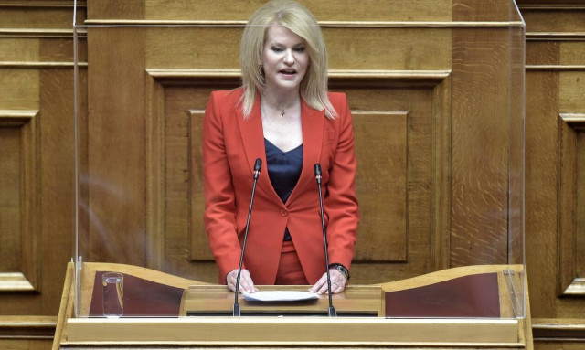 Οι «αμφιβολίες» της Τζάκρη για τα εμβόλια...