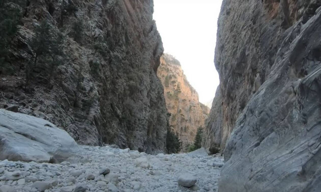 Πώς είναι να περπατάς μόνος μέσα στο πιο διάσημο φαράγγι της Ελλάδας;