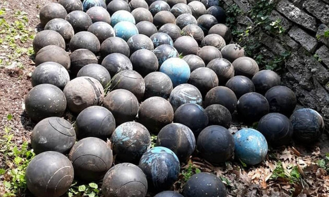 Αλλόκοτο εύρημα σε αυλή σπιτιού: Εντόπισε πάνω από 150 μπάλες του μπόουλινγκ θαμμένες