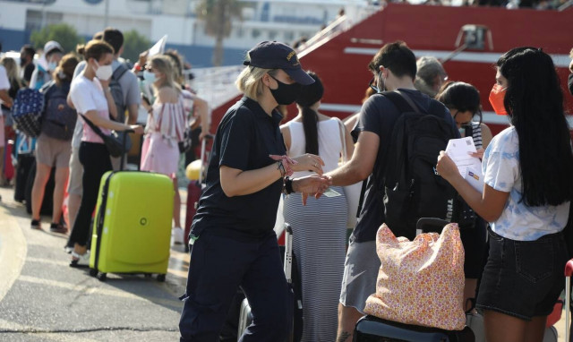Ταξίδι με πλοίο: Με υπομονή, ουρές και αυξημένους ελέγχους η πρεμιέρα των νέων μέτρων