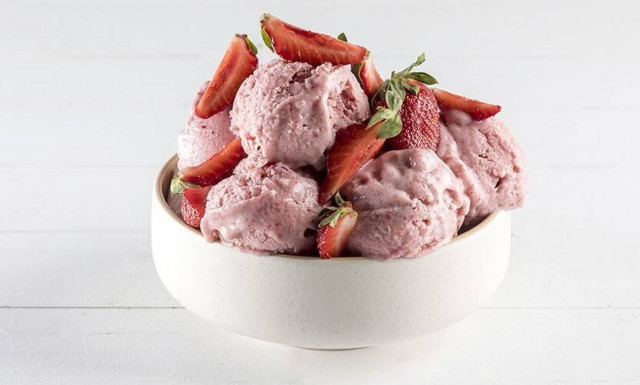 Άκης Πετρετζίκης: Εύκολη συνταγή για παγωτό light με 3 υλικά