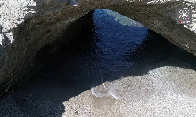 Η παραλία της Ελλάδας που βρίσκεται μέσα σε κρατήρα (video)