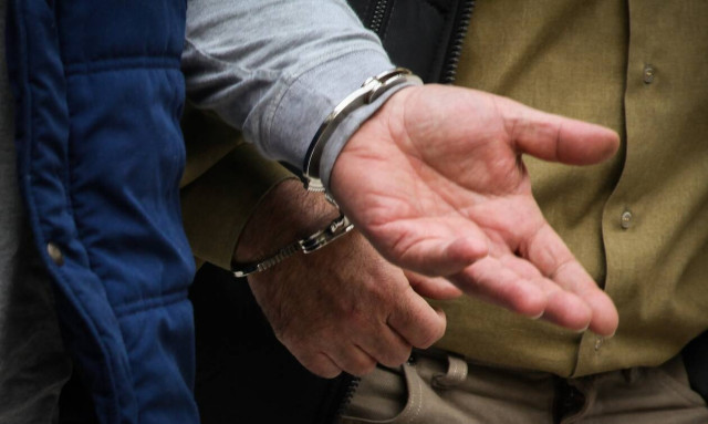 Σοβαρό επεισόδιο με αστυνομικό και πολίτες στην Αγία Παρασκευή – Τους έδεσε με πλαστικές χειροπέδες